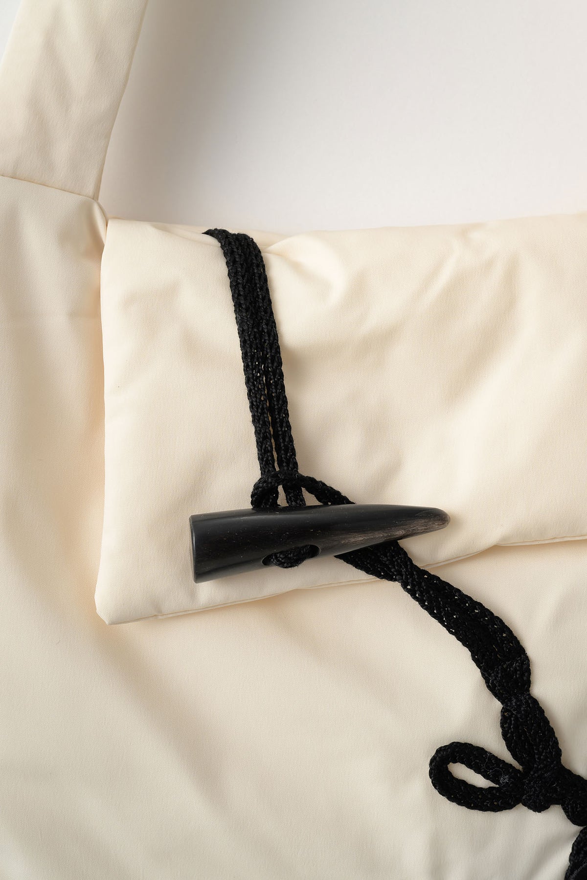 Trillium embroidered bag (Ivory)