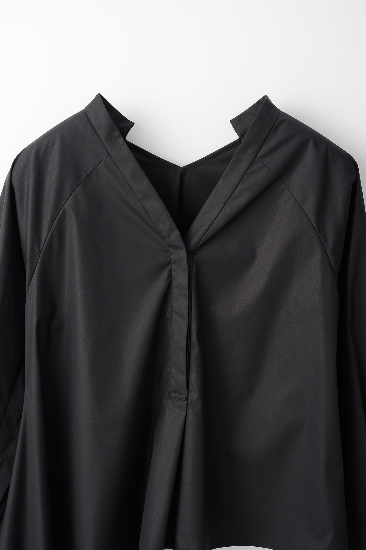 Swaying stripe embroidered blouse (Black)