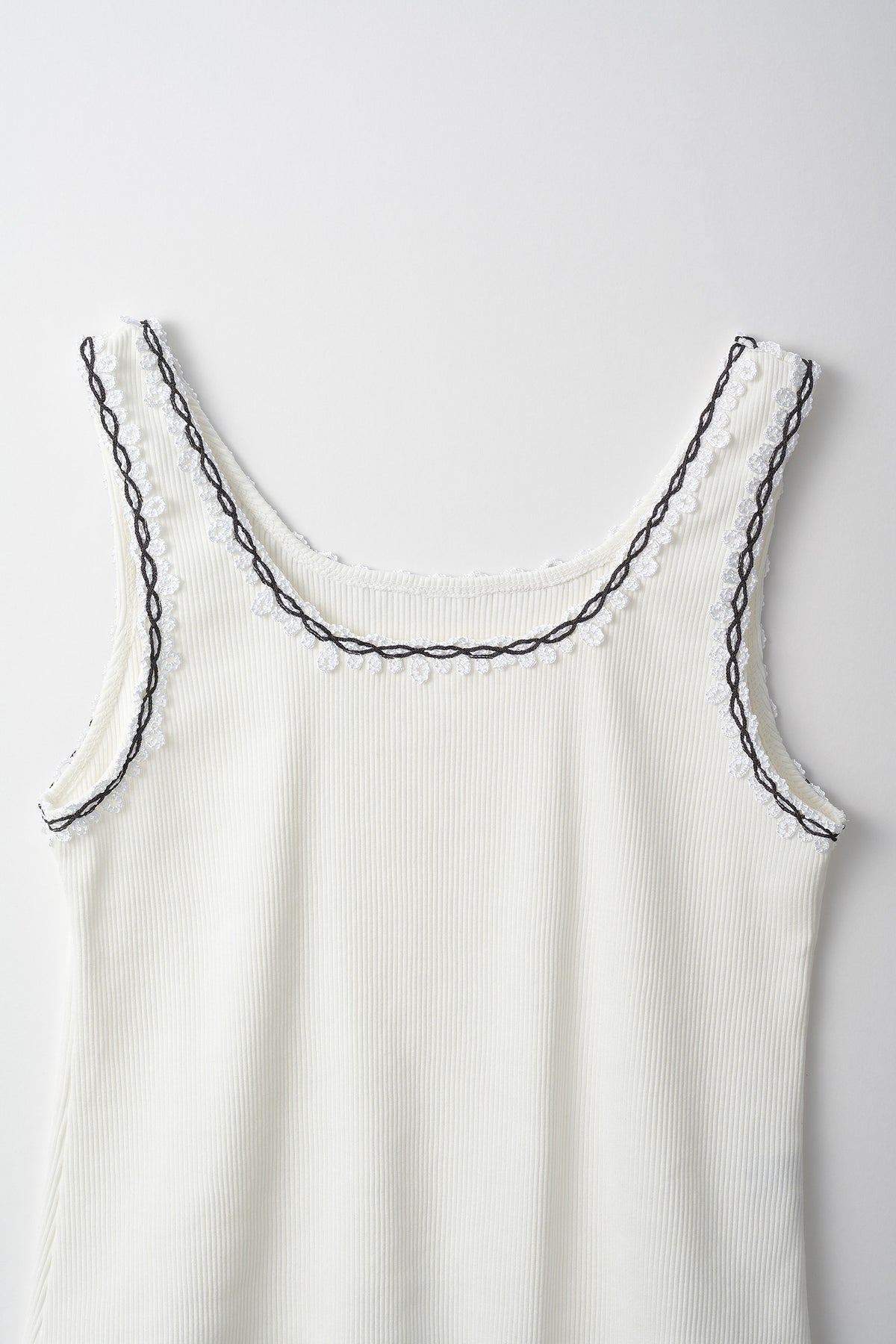 Scallop embroidered tank (White)