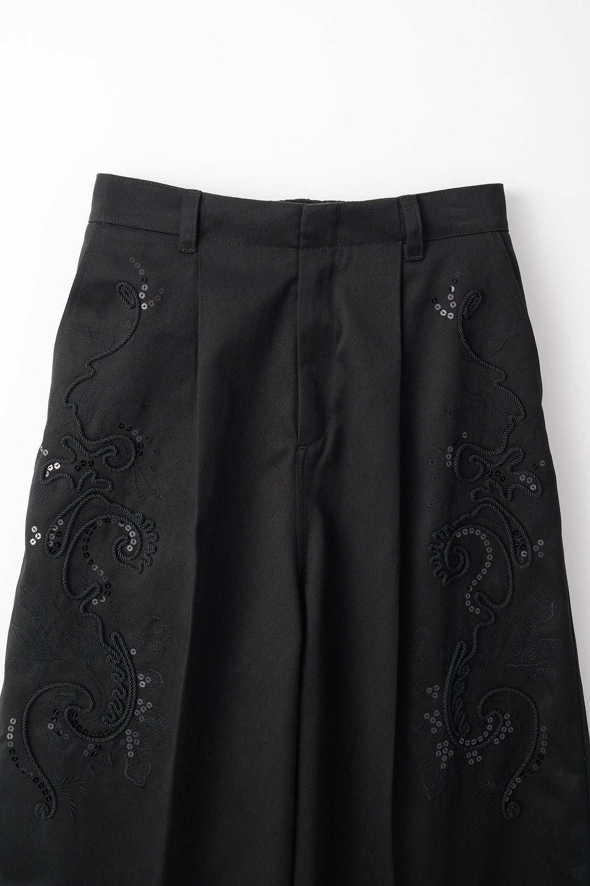 Relief embroidered chino trousers (Black)