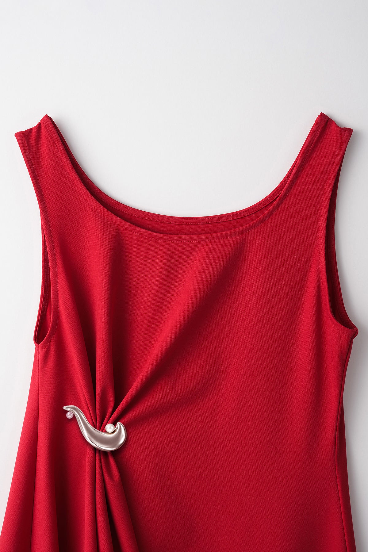 Brooch gather asymmetric dress (Red)