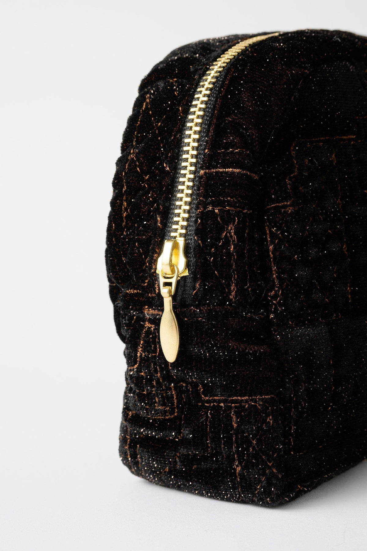 Symbolic embroidery pouch (Brown)