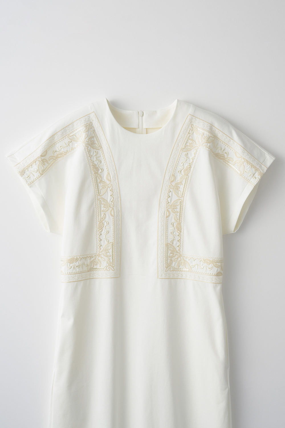 Framed embroidered jersey dress (White)