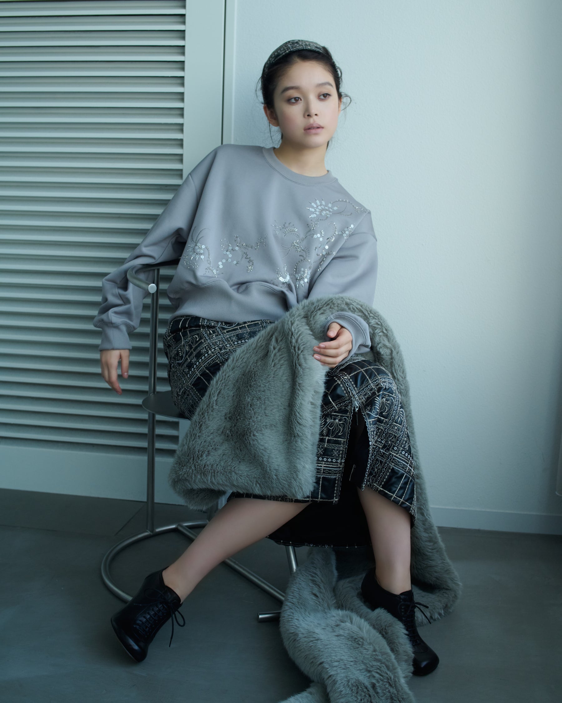 Glint beads embroidered sweatshirt (Greige)