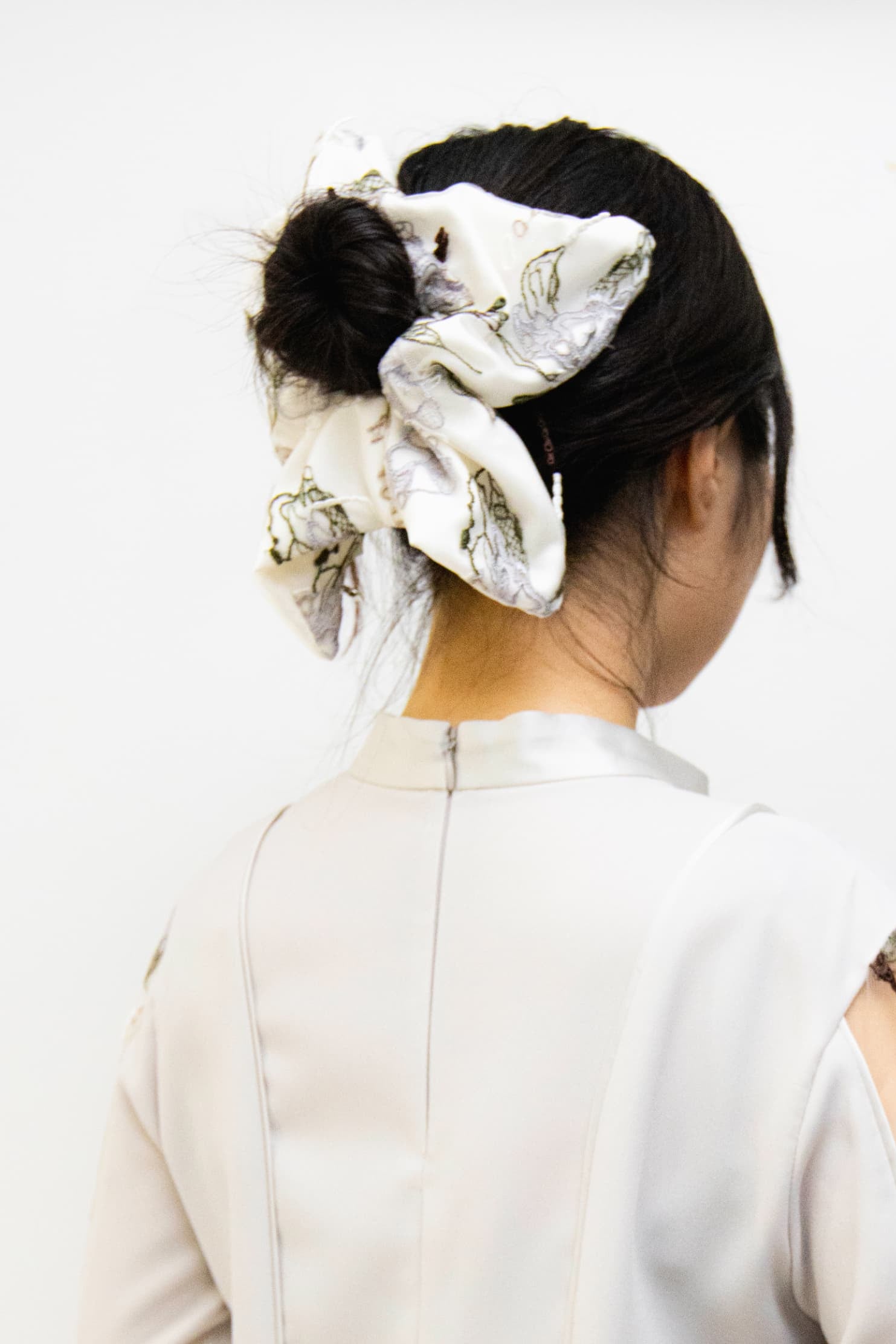 MURRAL Tears flower lace scrunchie (White)