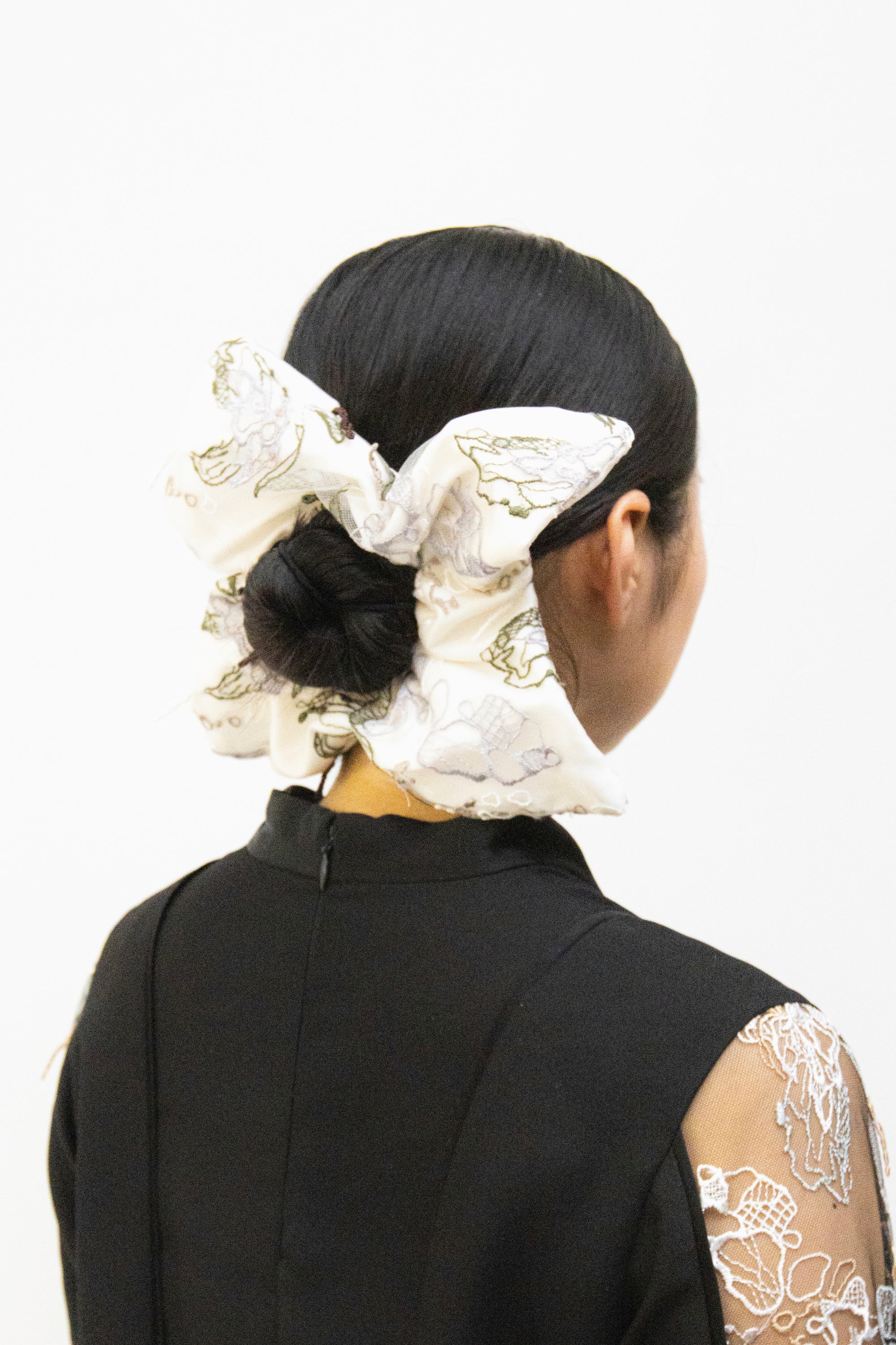 MURRAL Tears flower lace scrunchie (Black)