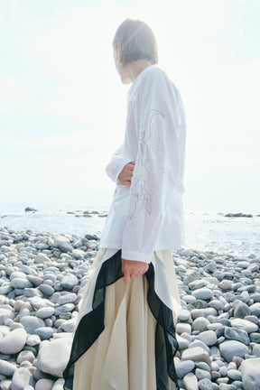 Droplet flower embroidered shirt (White)