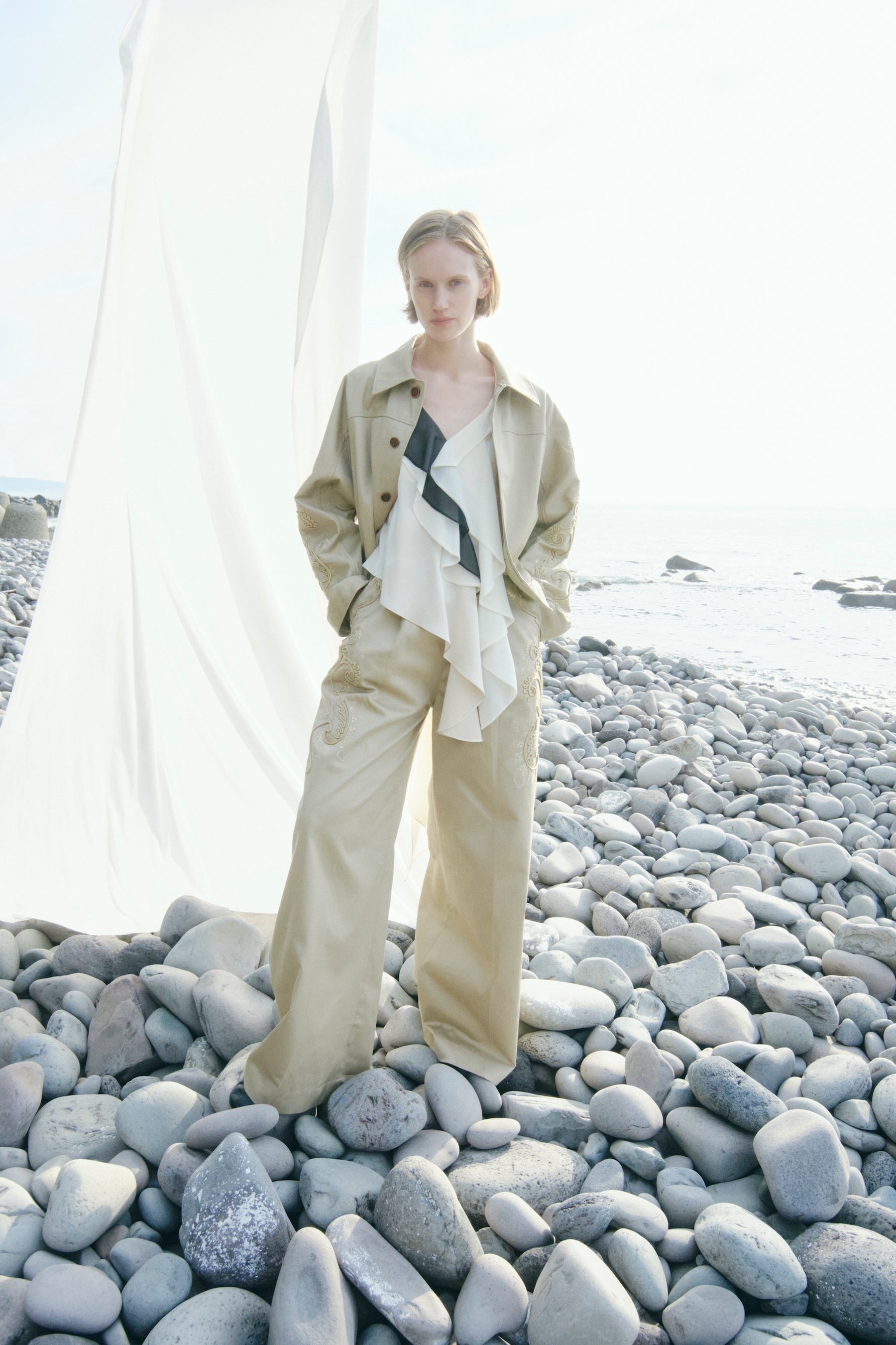 Relief embroidered chino trousers (Beige)