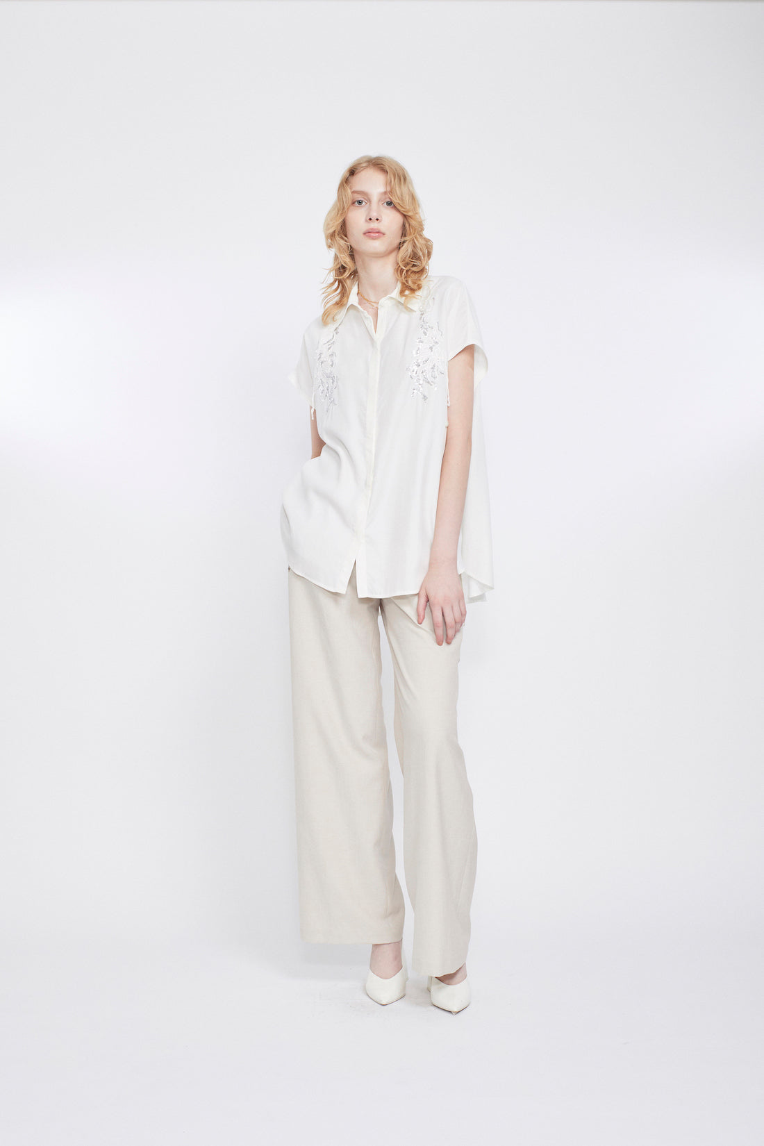 Veil embroidered shirt (White)