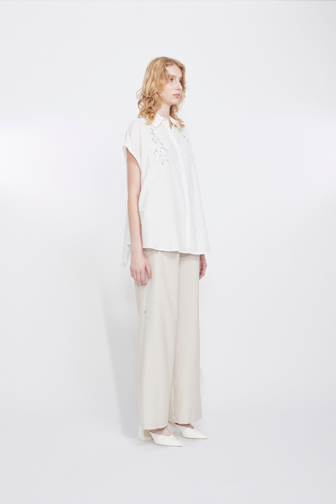 Veil embroidered shirt (White)