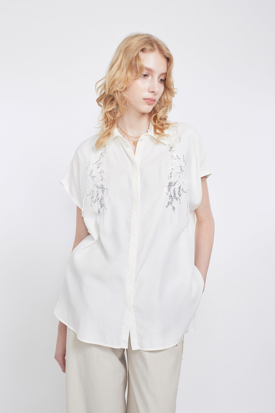 Veil embroidered shirt (White)