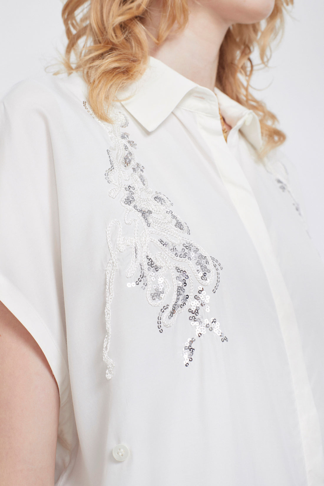 Veil embroidered shirt (White)