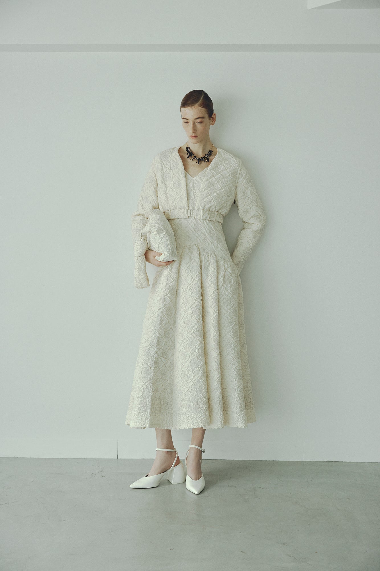 Dahlia shrinking embroidery top (Ivory)