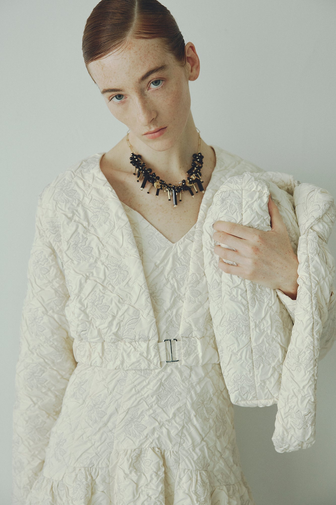 Dahlia shrinking embroidery top (Ivory)