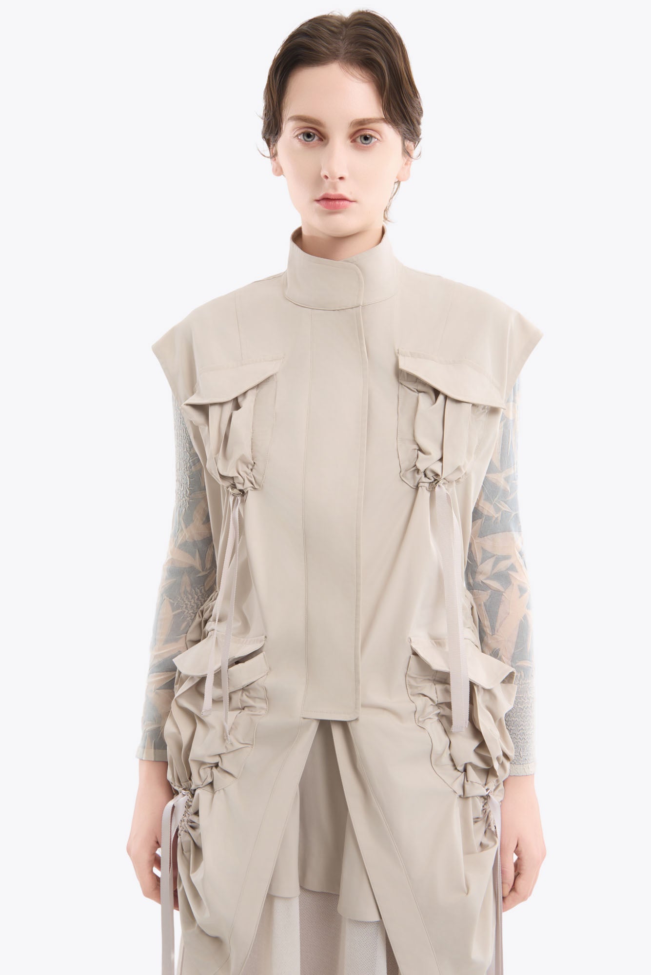 Sleeveless gathered military jacket (Light gray)