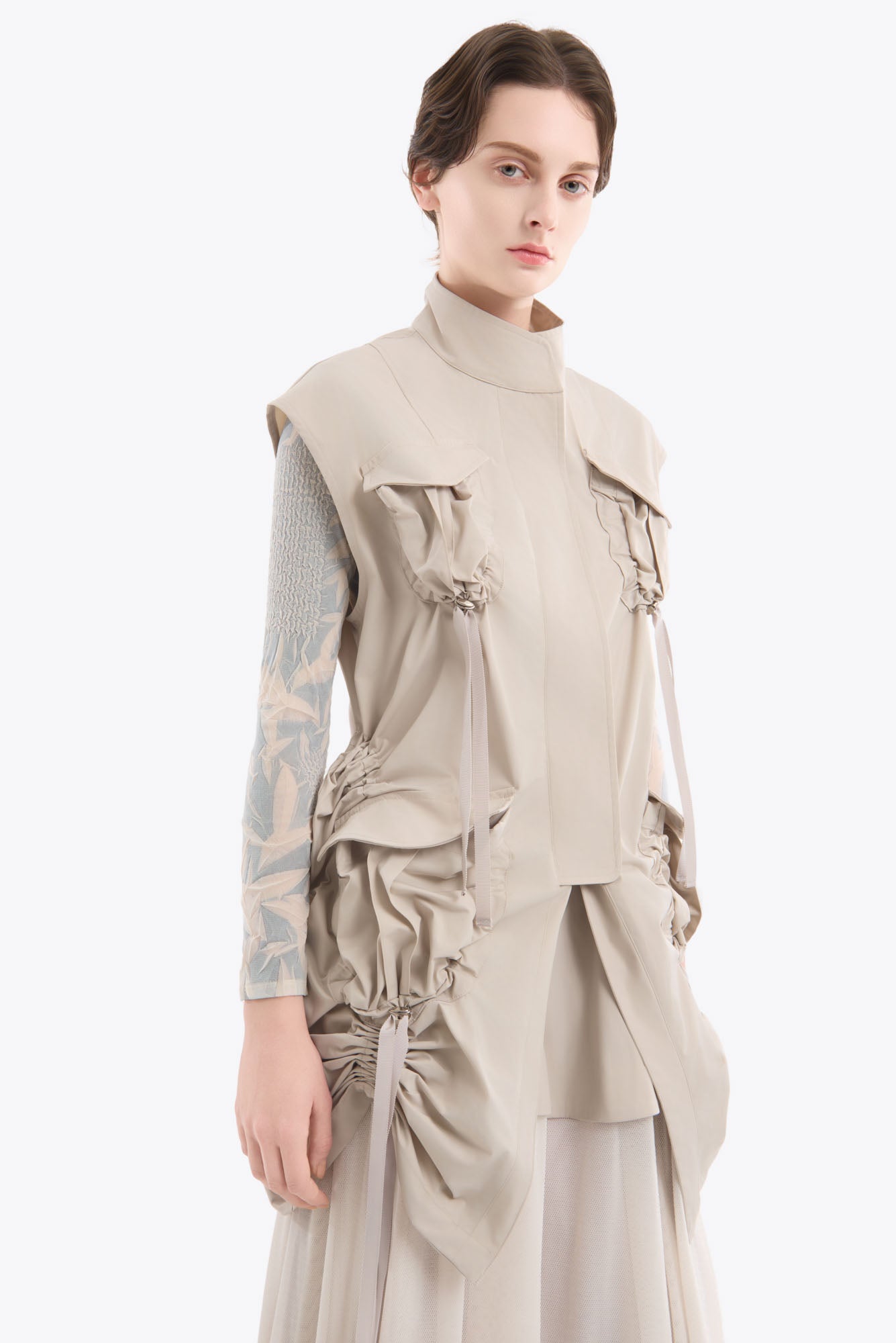 Sleeveless gathered military jacket (Light gray)