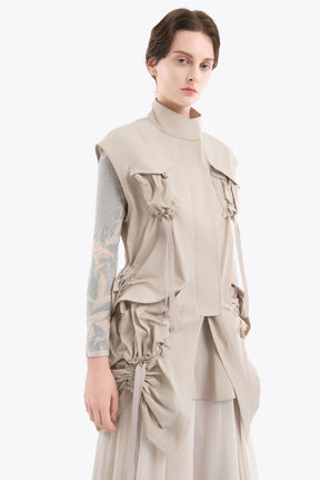 Sleeveless gathered military jacket (Light gray)