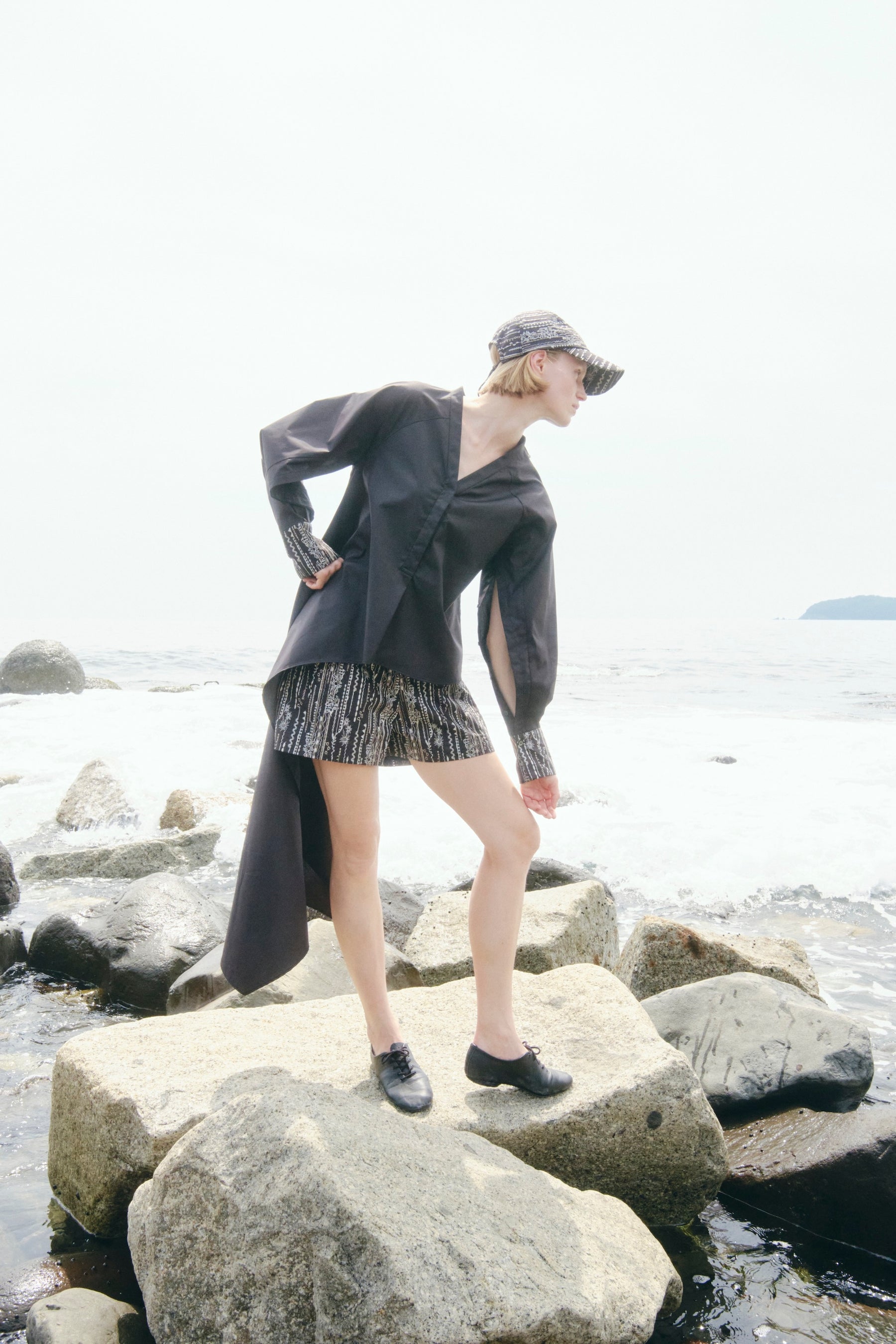 Swaying stripe embroidered shorts (Black)