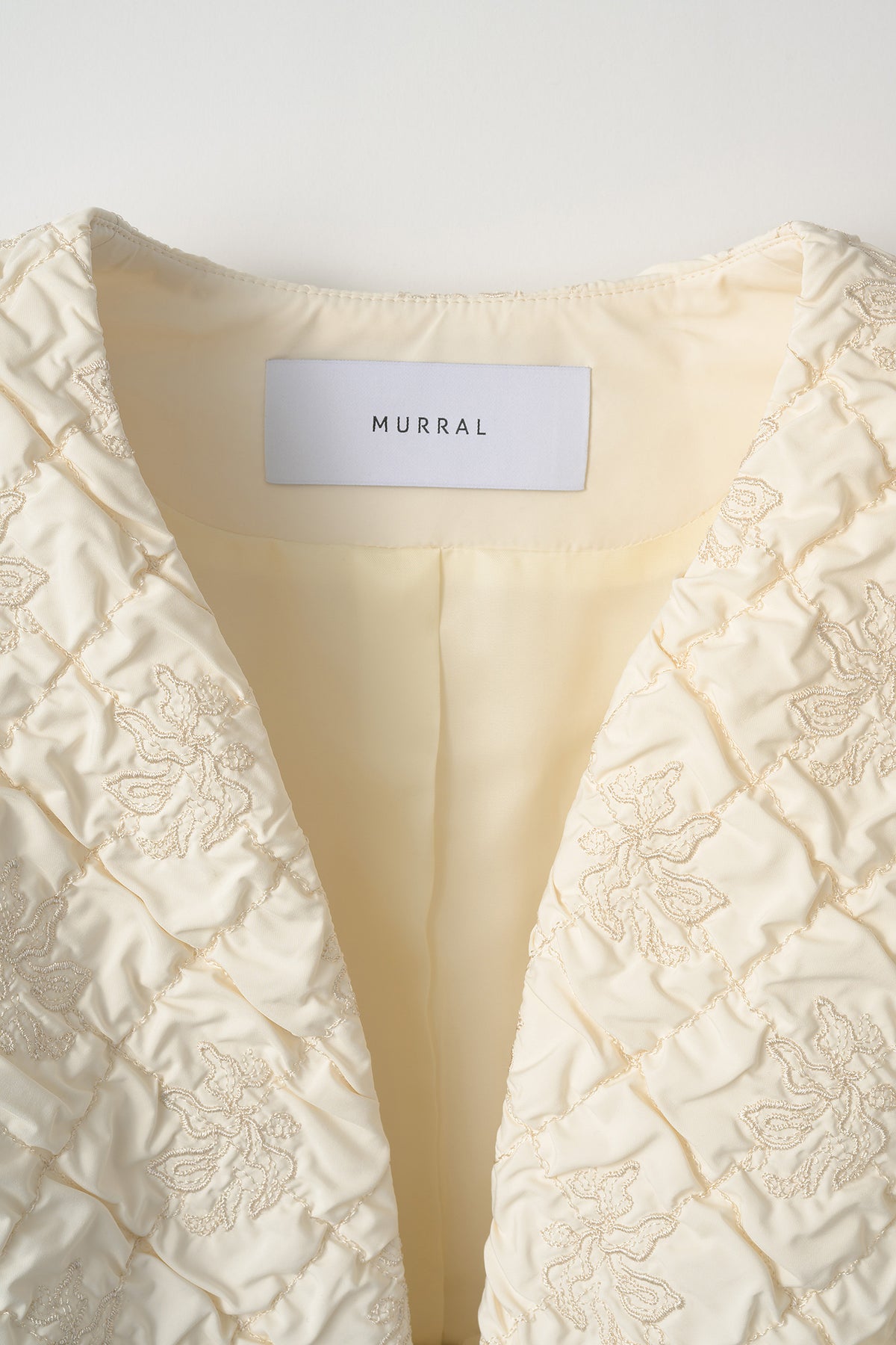 Dahlia shrinking embroidery top (Ivory)