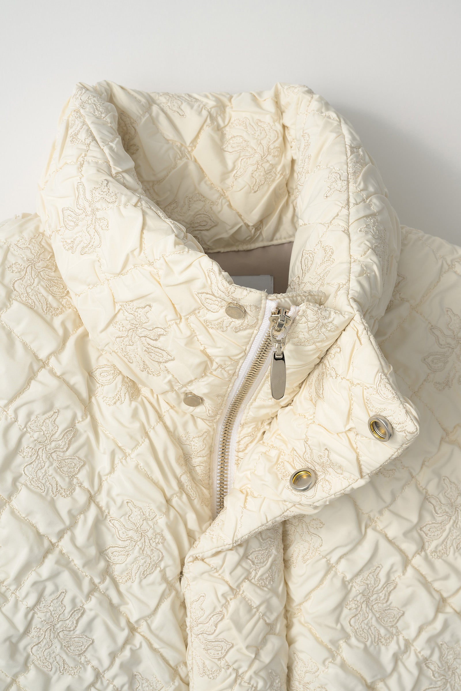 Dahlia shrinking embroidery down jacket (Ivory)