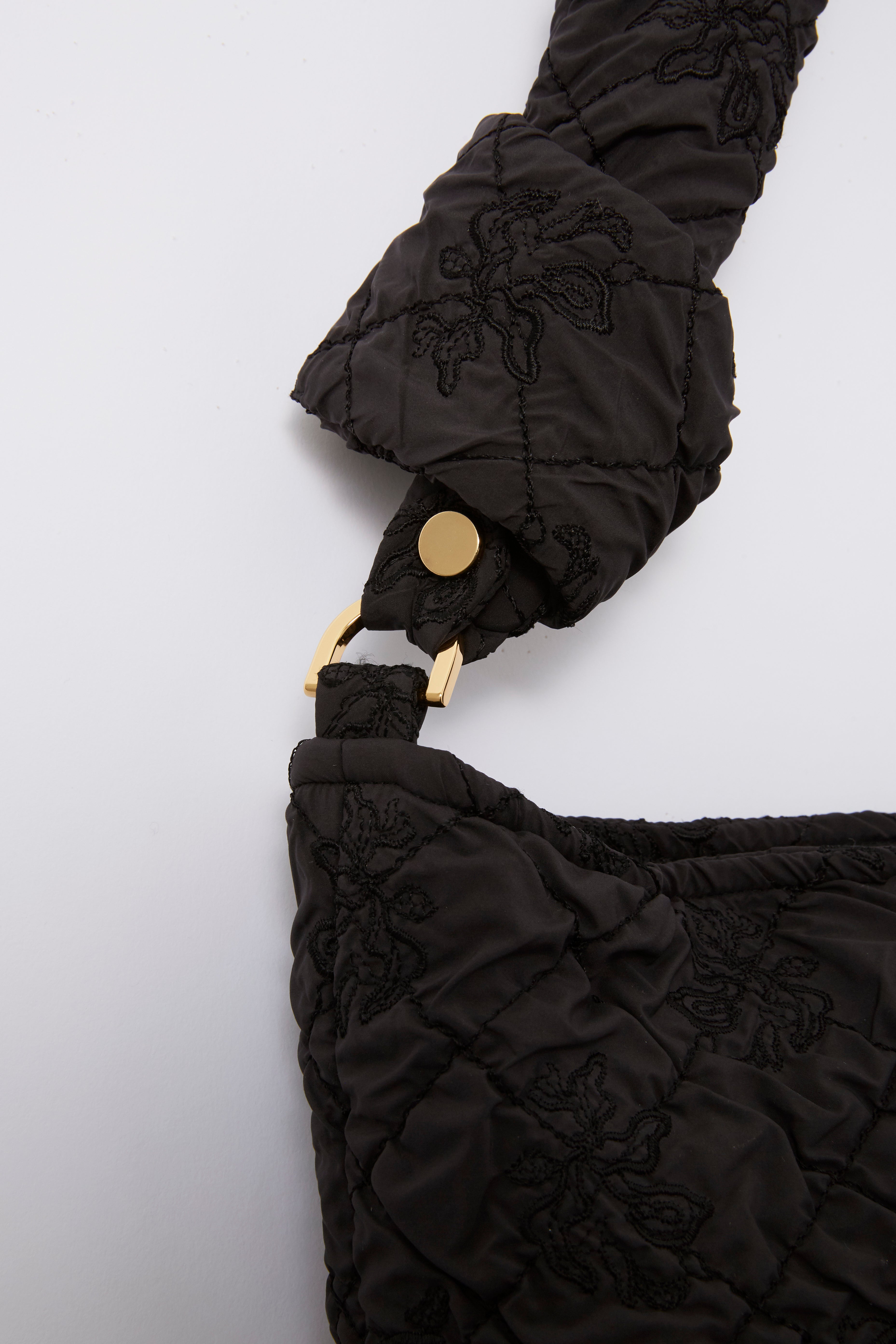 Dahlia shrinking embroidery bag (Black)