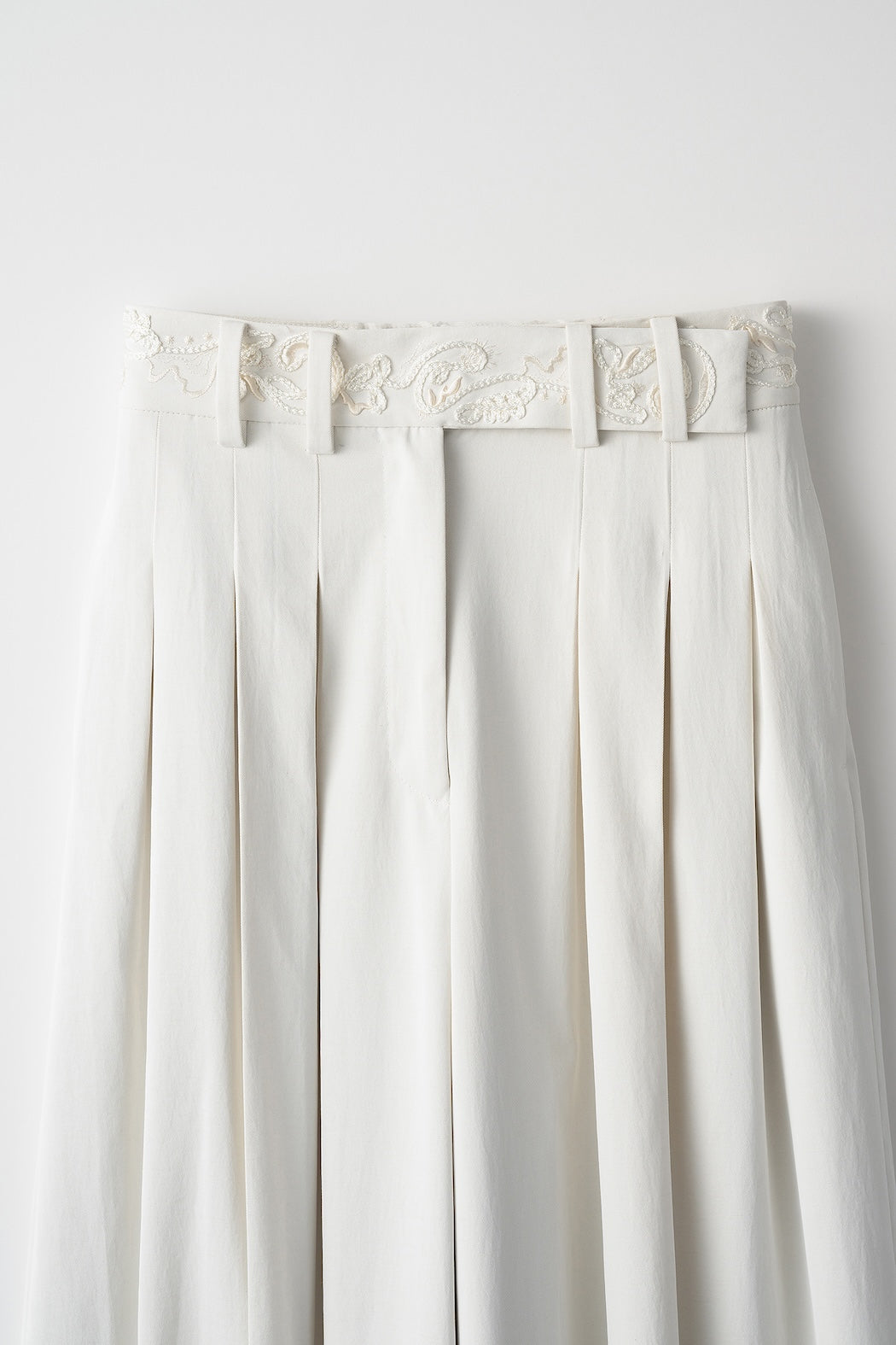 Cucurbita embroidered wide slacks (White)