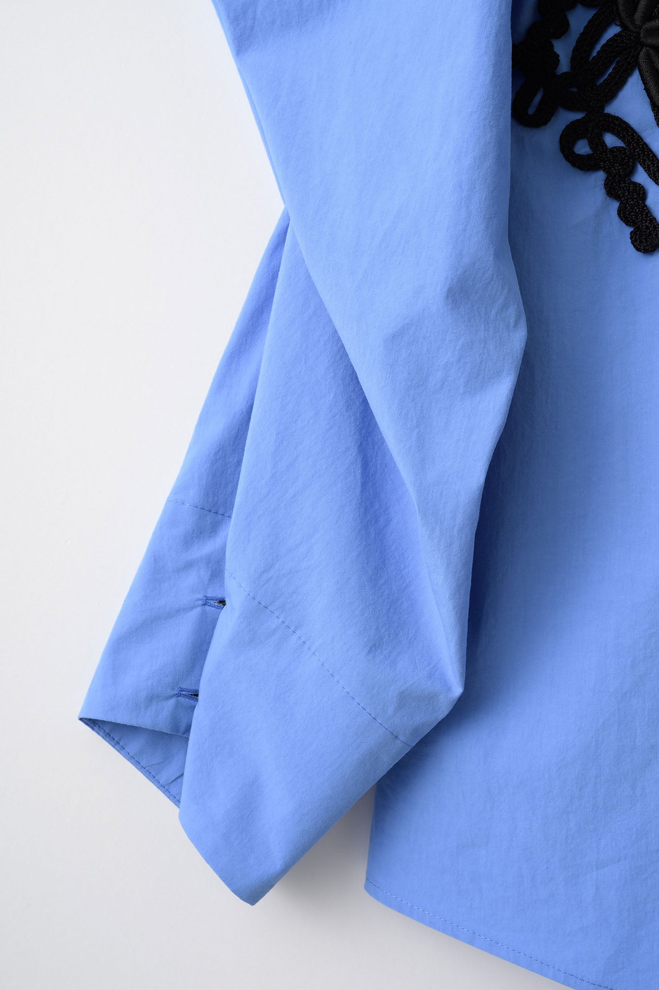 Trillium embroidered shirt (Blue)