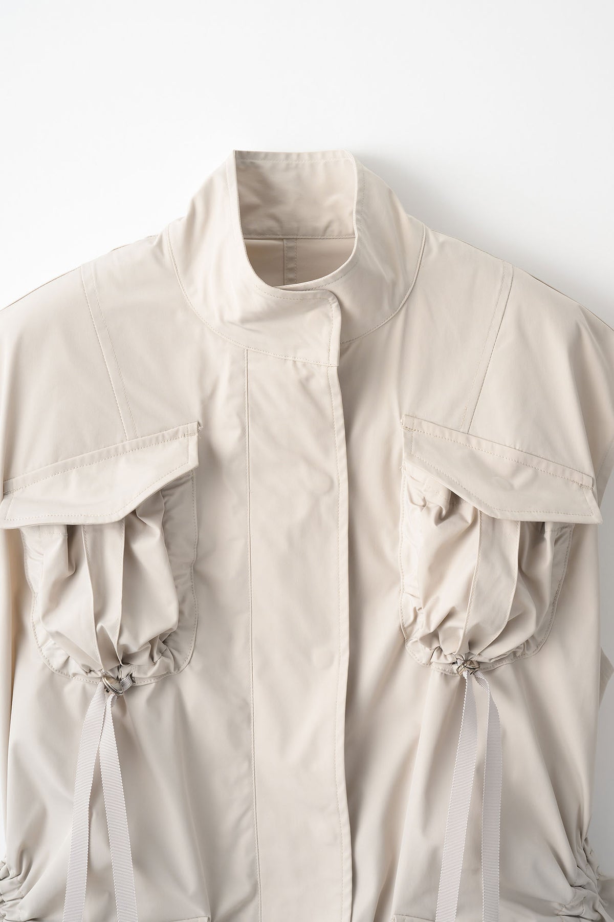 Sleeveless gathered military jacket (Light gray)