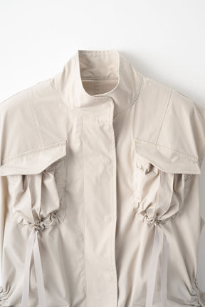 Sleeveless gathered military jacket (Light gray)