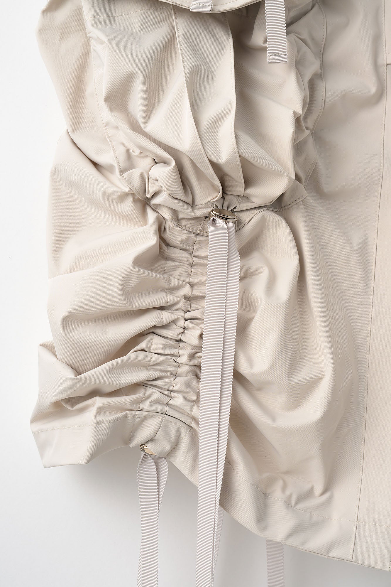 Sleeveless gathered military jacket (Light gray)