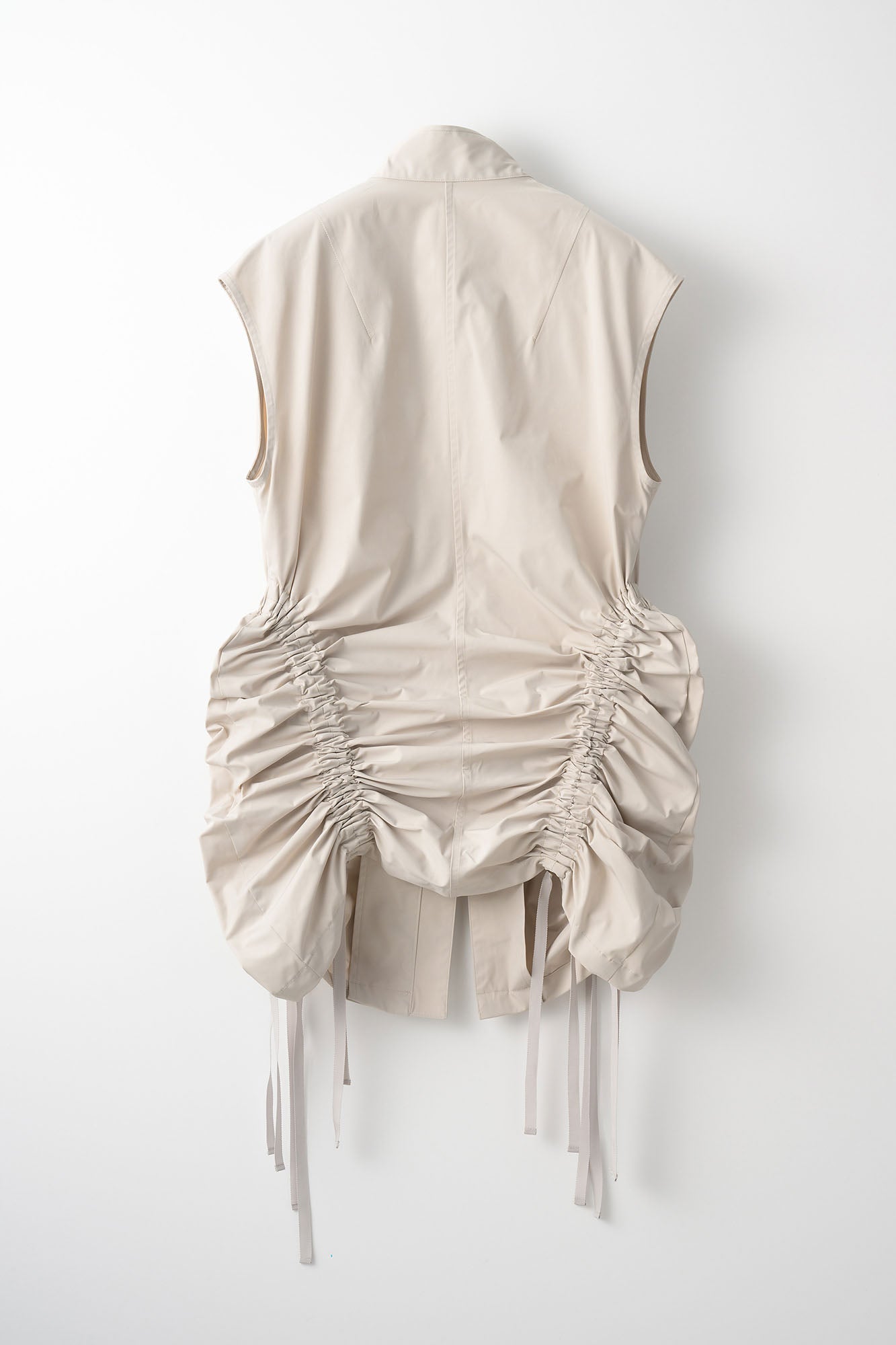 Sleeveless gathered military jacket (Light gray)