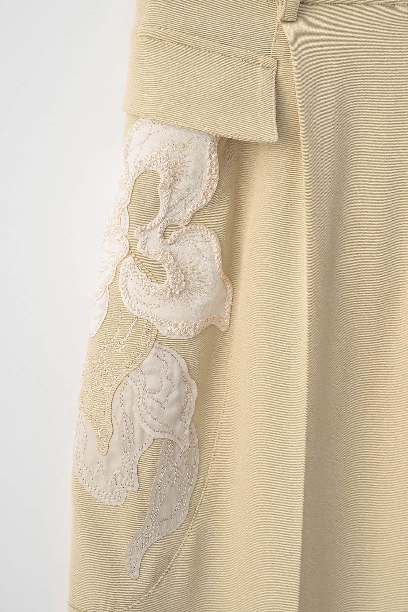 Patchwork embroidered slacks (Beige)
