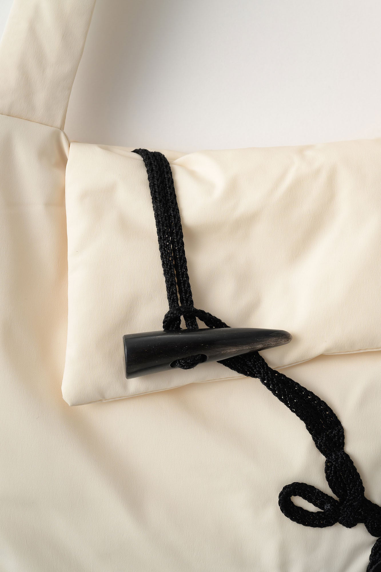 Trillium embroidered bag (Ivory)