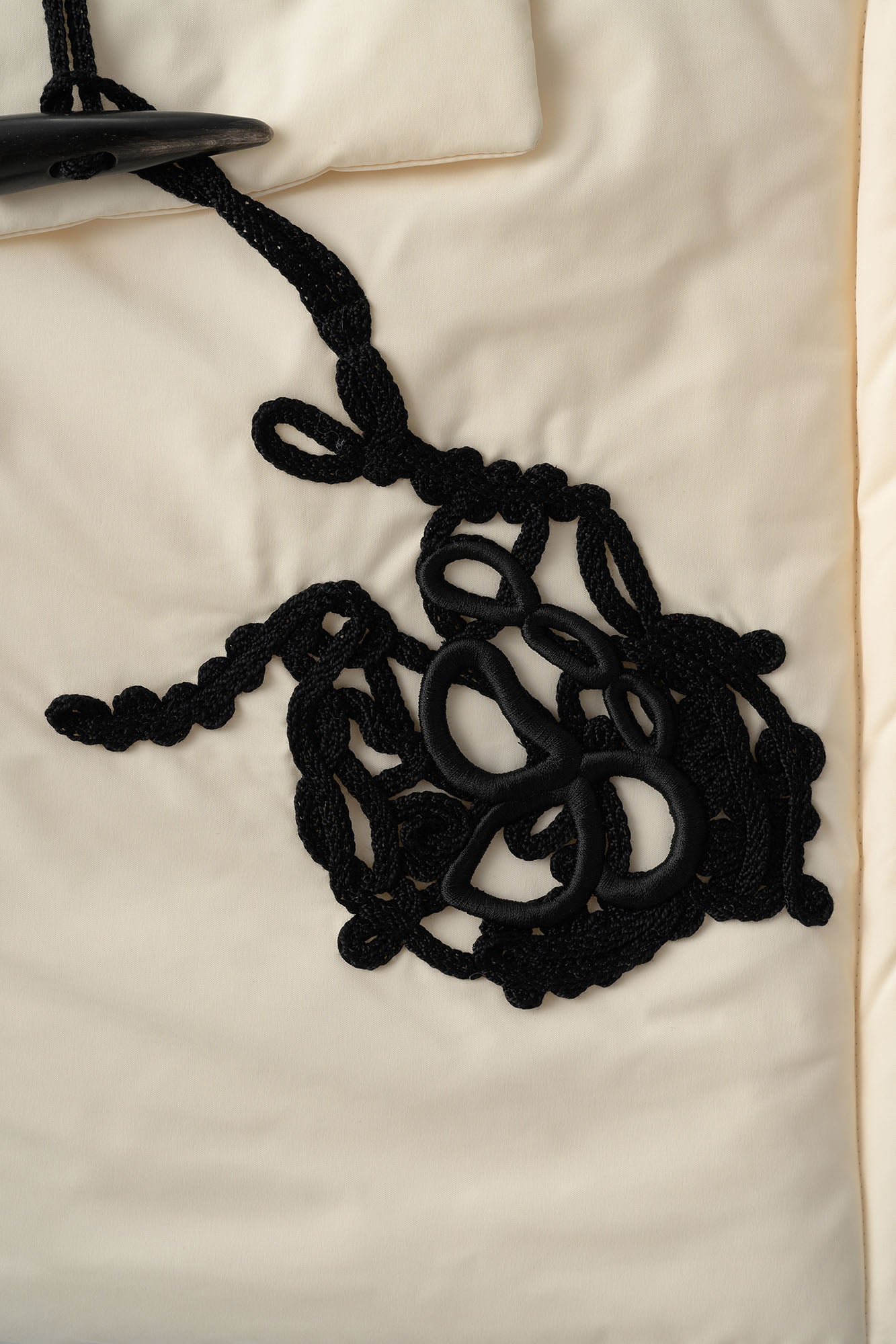 Trillium embroidered bag (Ivory)