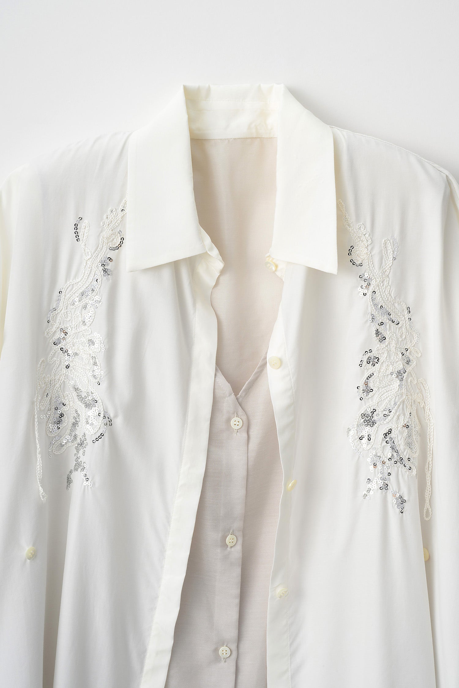 Veil embroidered shirt (White)