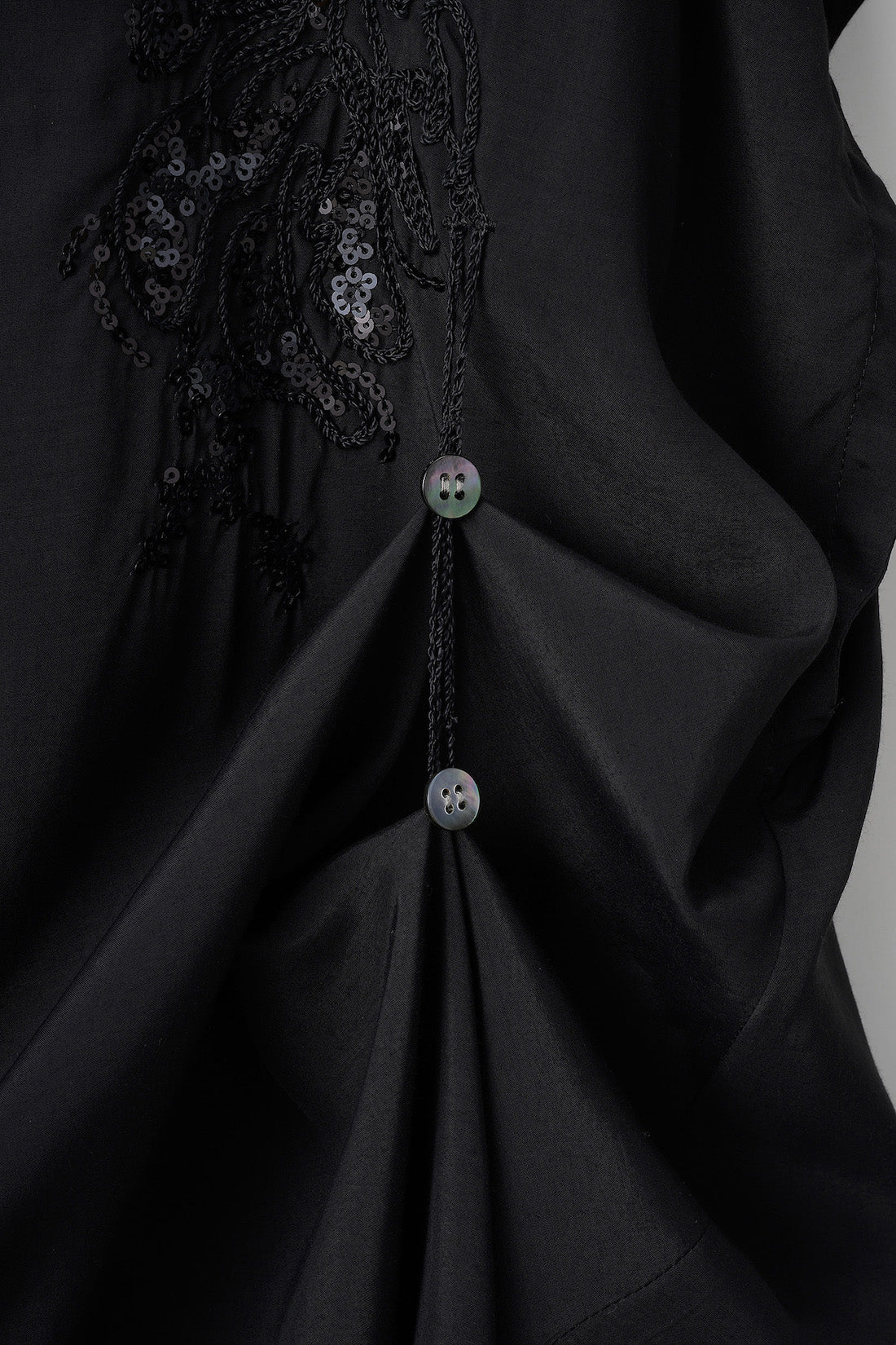 Veil embroidered shirt (Black)