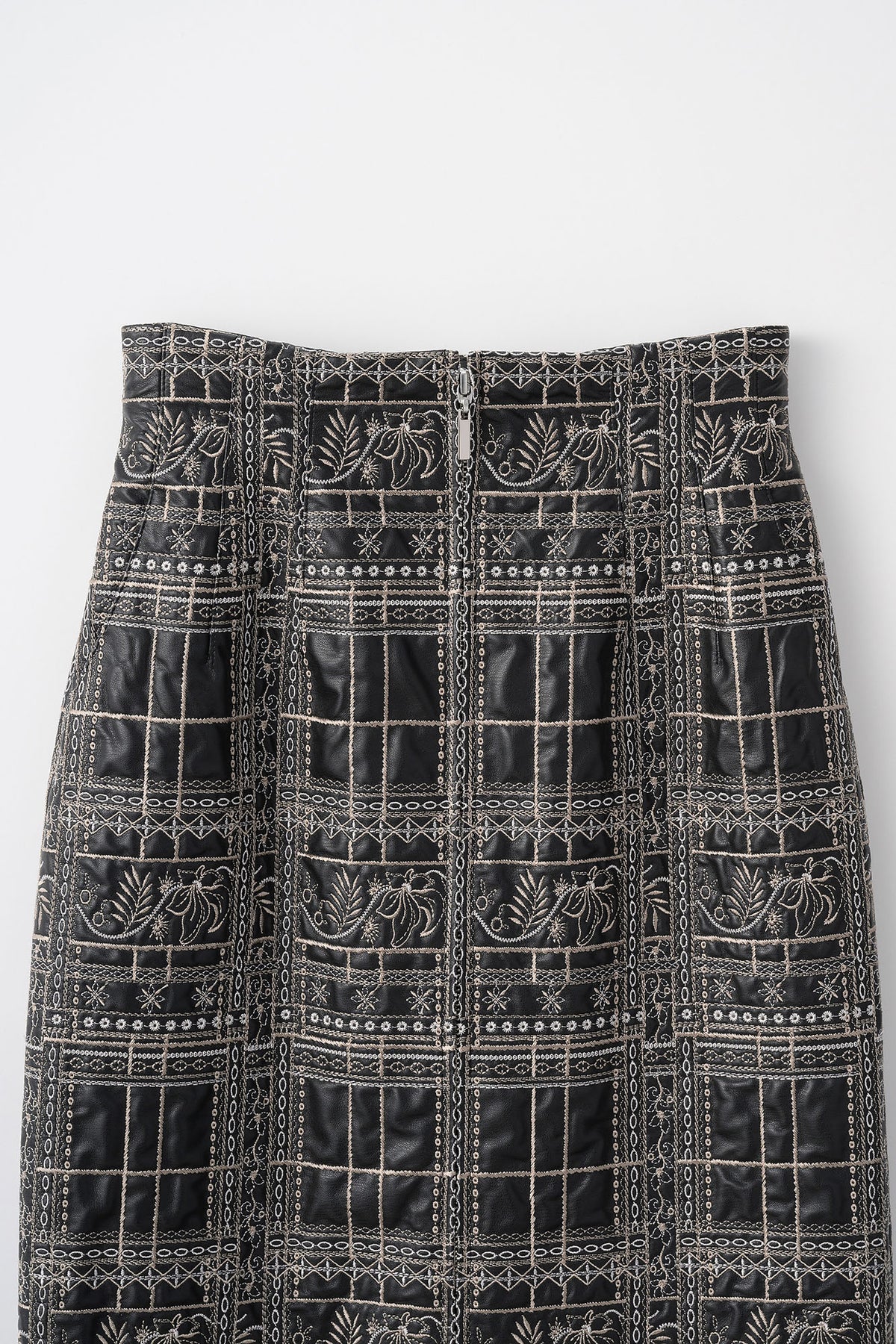 Gift check embroidered skirt (Black)