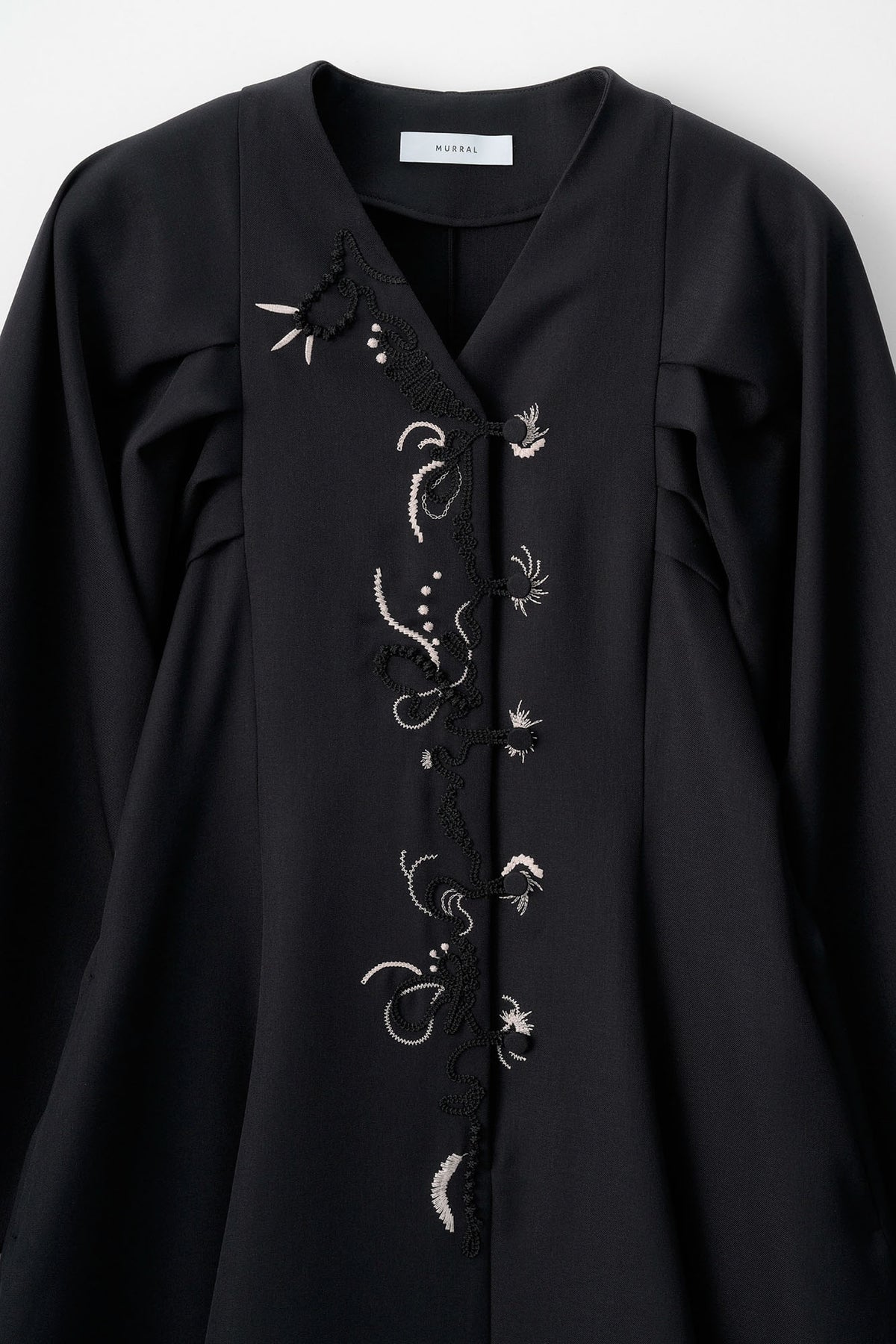 Quiet embroidered dress (Black)