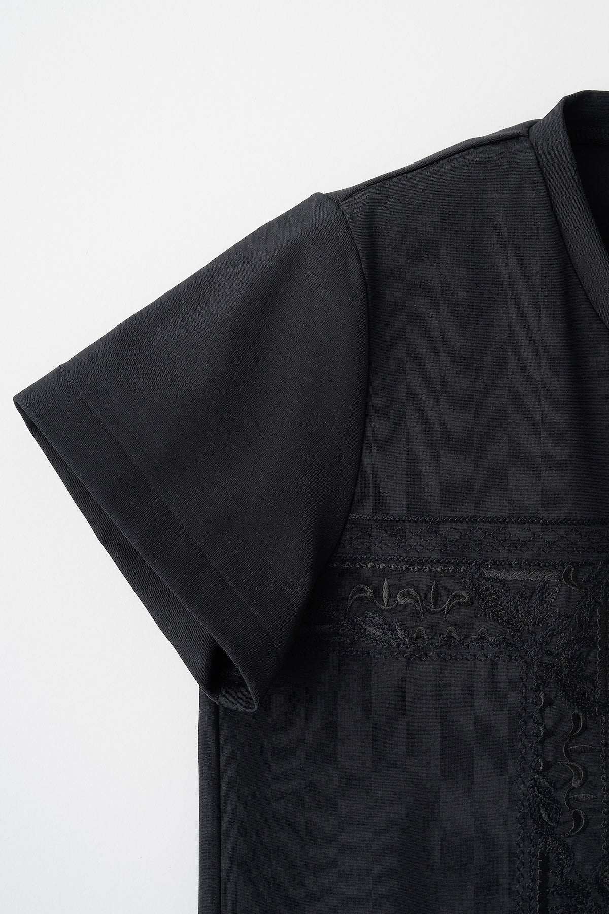 Framed embroidered jersey tops (Black)