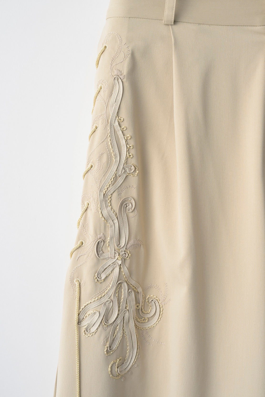 Glimmer embroidered slacks (Beige)
