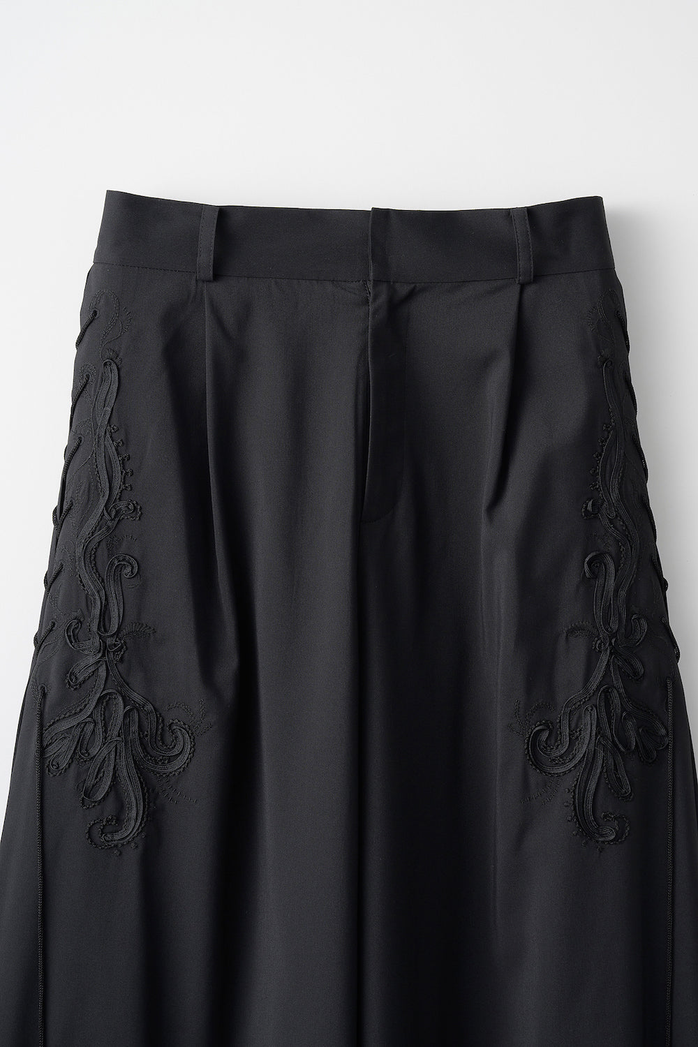 Glimmer embroidered slacks (Black)