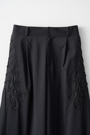 Glimmer embroidered slacks (Black)