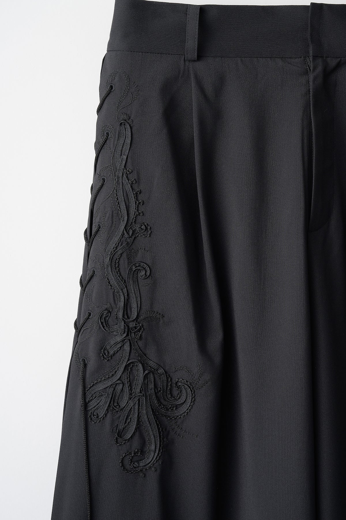 Glimmer embroidered slacks (Black)