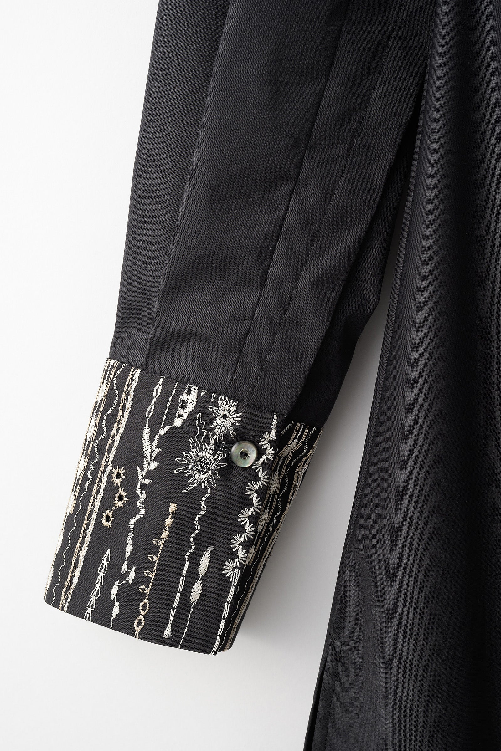 Swaying stripe embroidered blouse (Black)