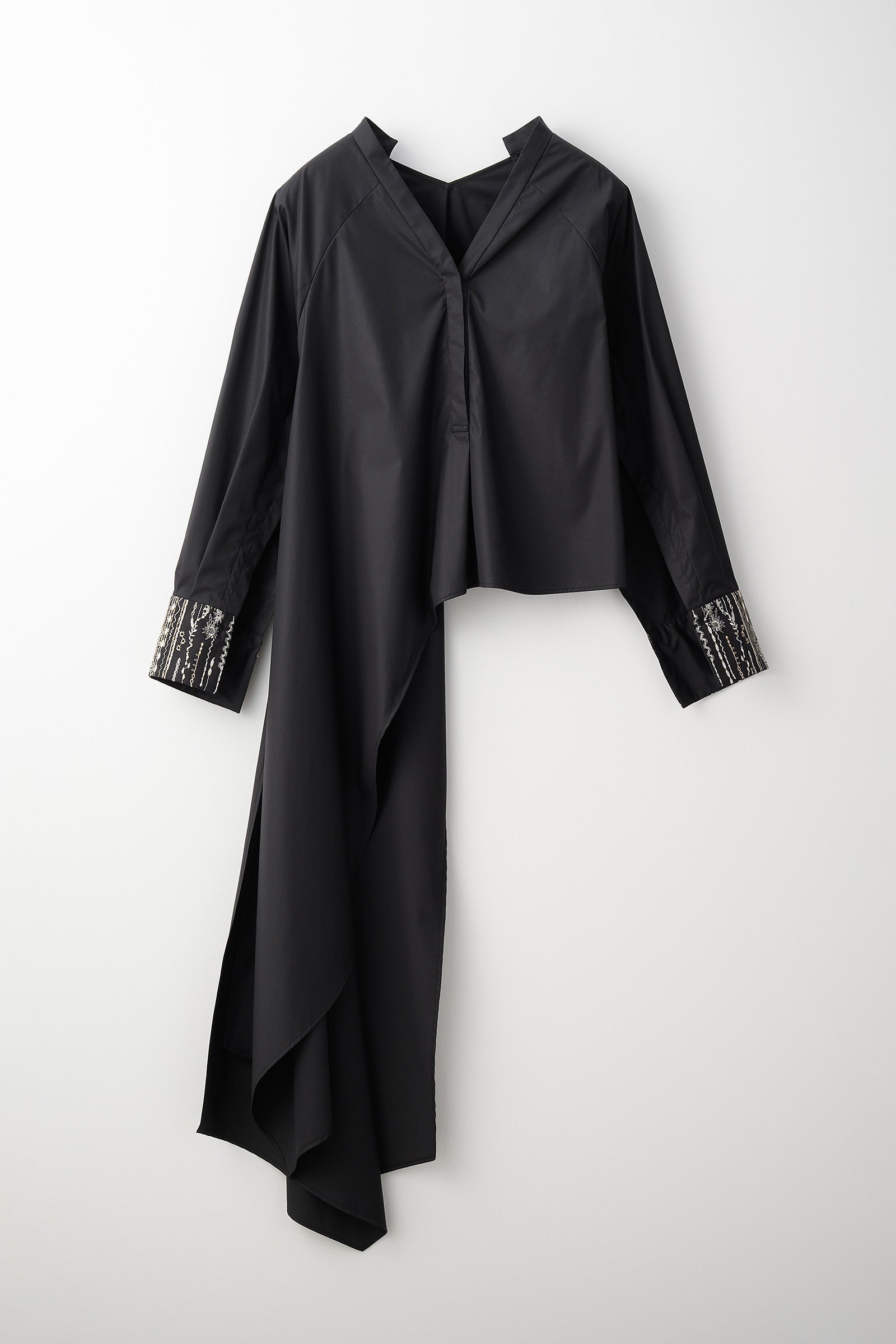Swaying stripe embroidered blouse (Black)