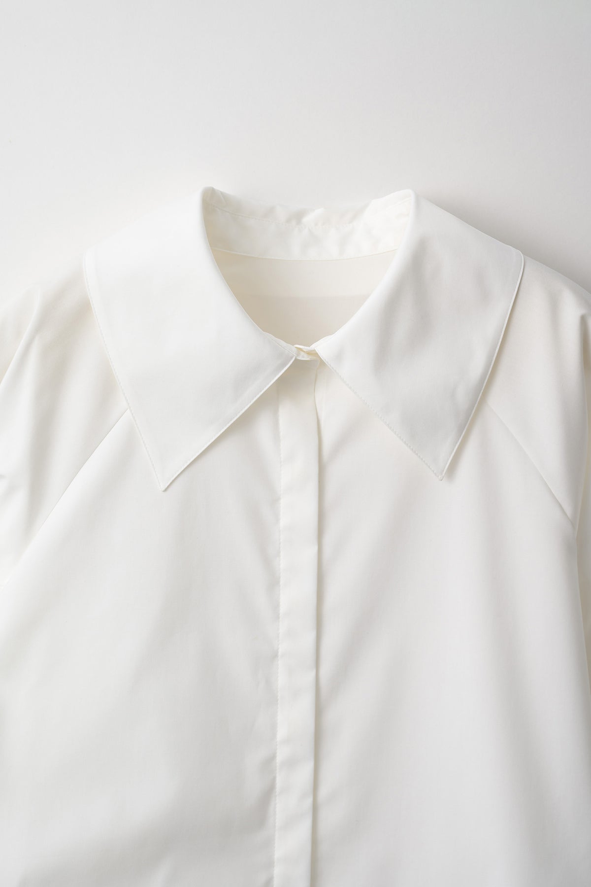 Droplet flower embroidered shirt (White)