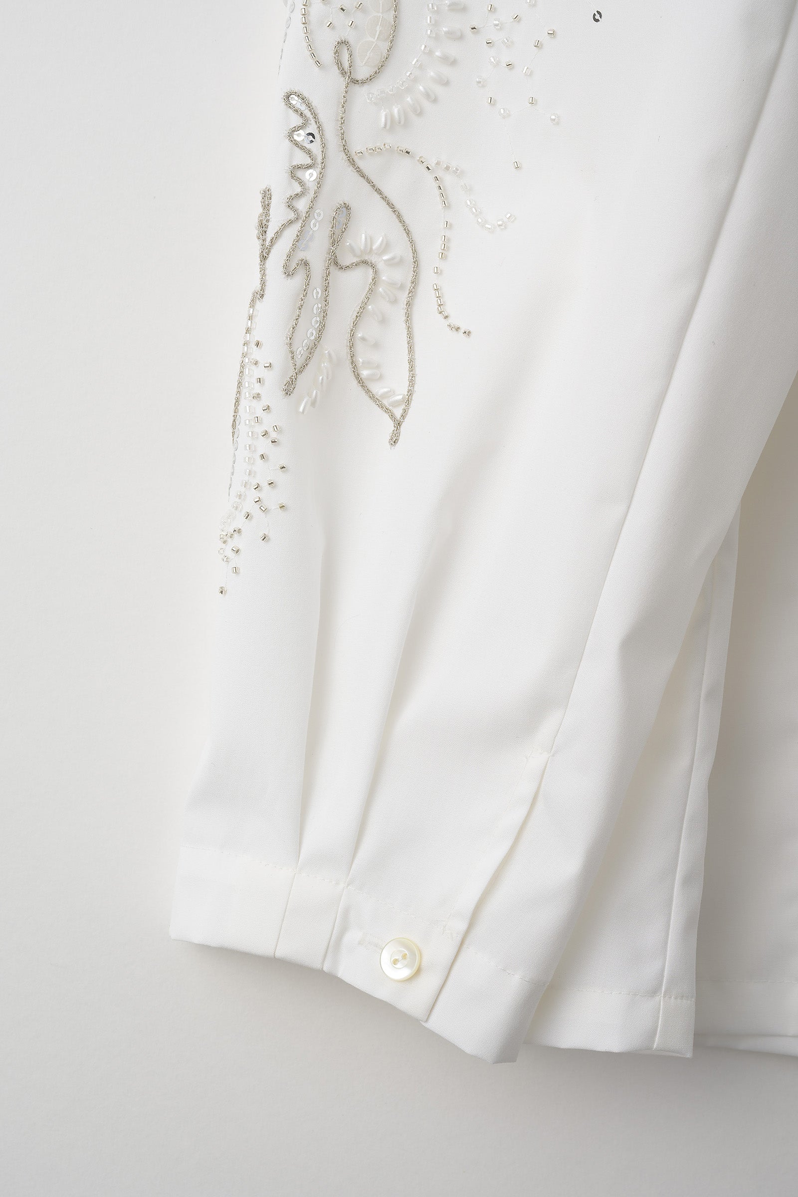 Droplet flower embroidered shirt (White)