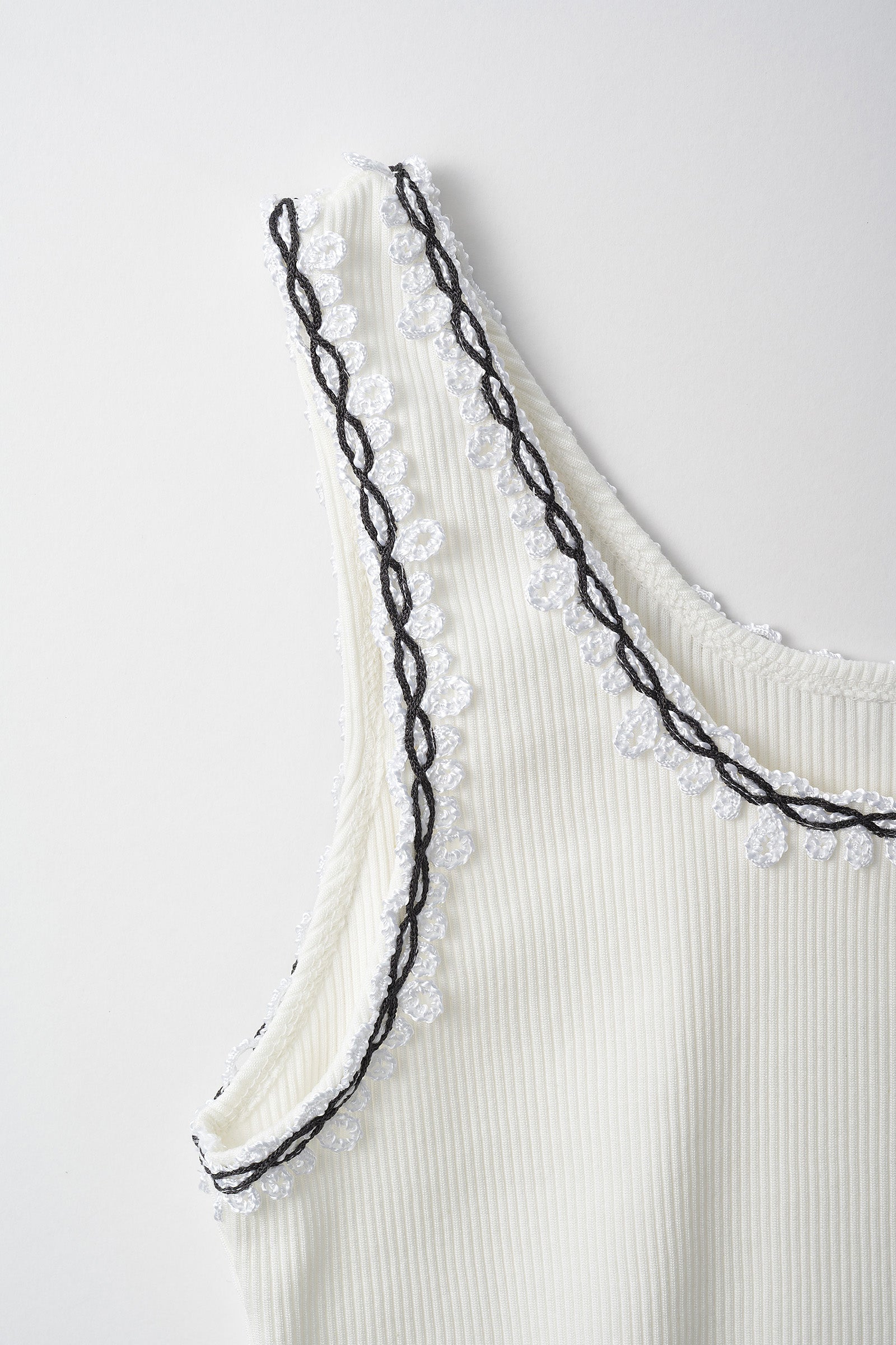 Scallop embroidered tank (White)