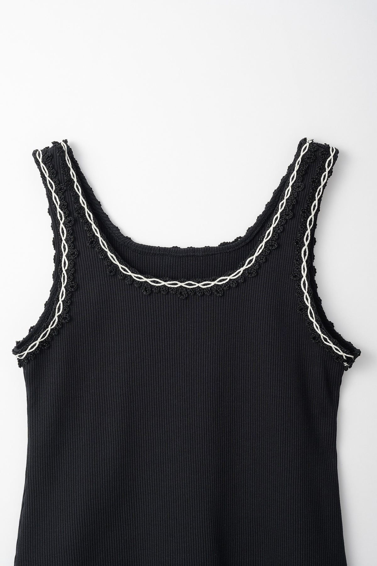 Scallop embroidered tank (Black)