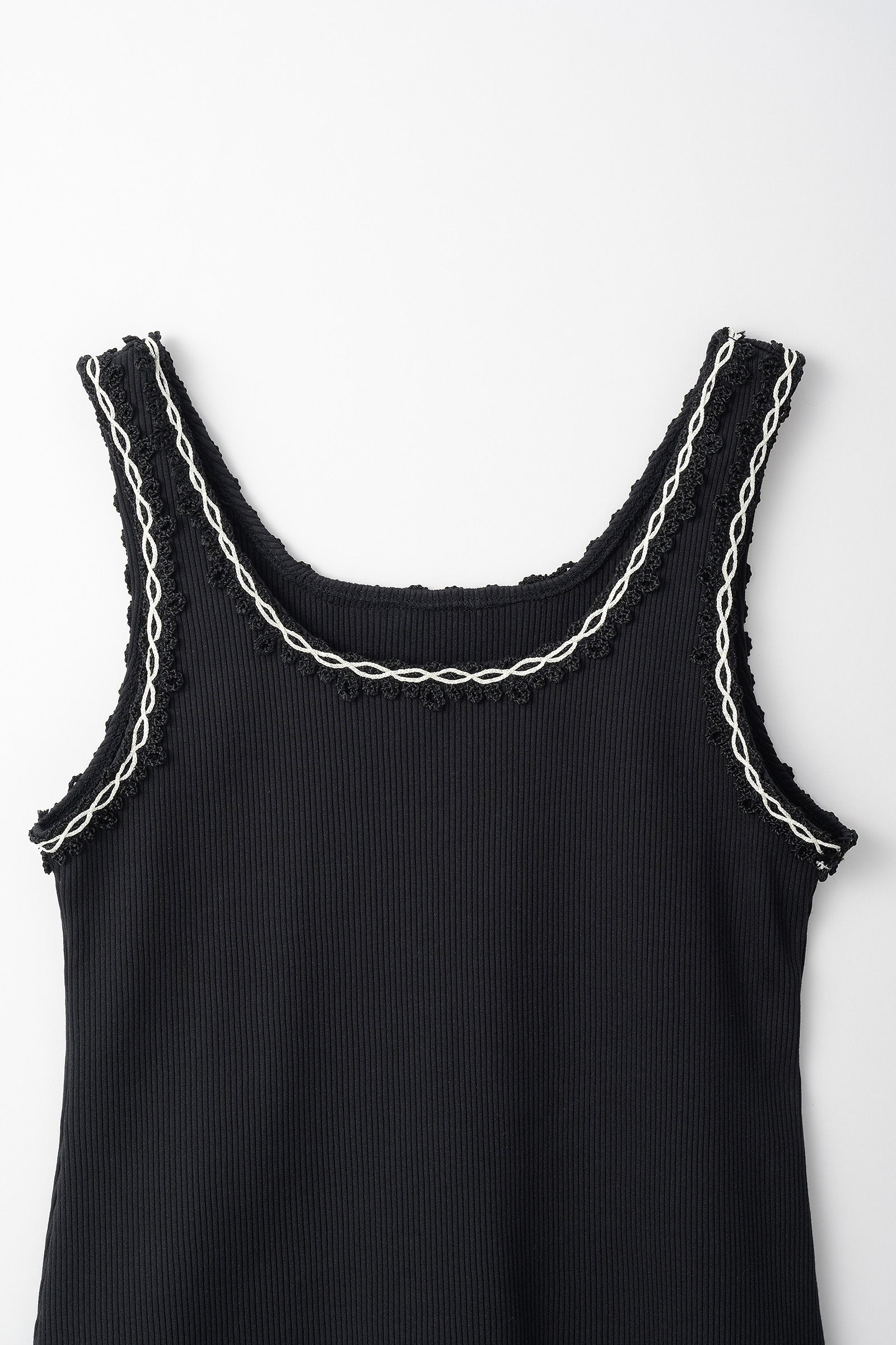 Scallop embroidered tank (Black)